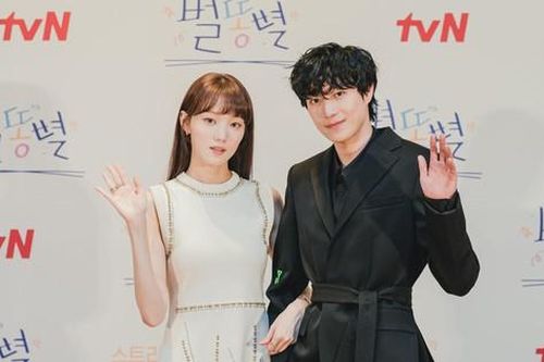 Phim mới của 'tiên nữ cử tạ' Lee Sung Kyung, Kim Young Dae bóc mẽ hào quang showbiz Hàn