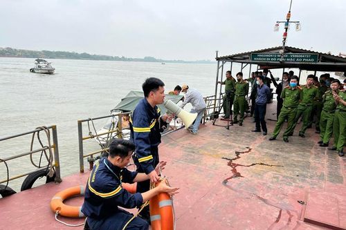 Diễn tập kỹ năng cứu nạn, cứu hộ, sử dụng phương tiện thủy trên sông Hồng