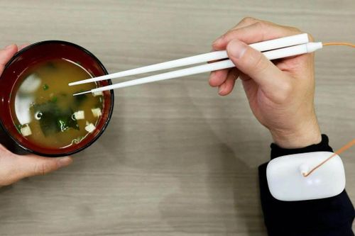 Người Nhật sáng chế đũa điện tăng vị mặn cho món ăn