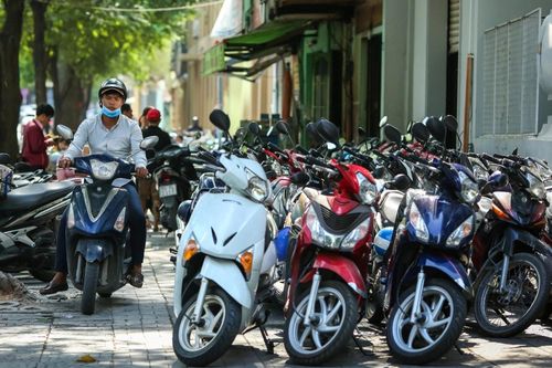 Bát nháo giá trông giữ xe ở trung tâm TP.HCM
