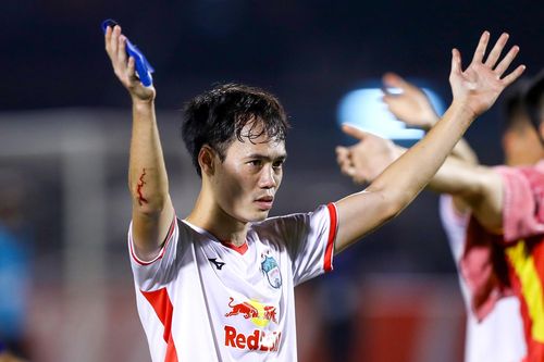 Văn Toàn đổ máu ở tay vẫn nén đau thi đấu trước Jeonbuk