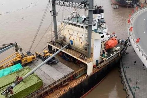 Khẩn trương làm rõ nguyên nhân sự cố tàu biển đâm vào lan can cầu