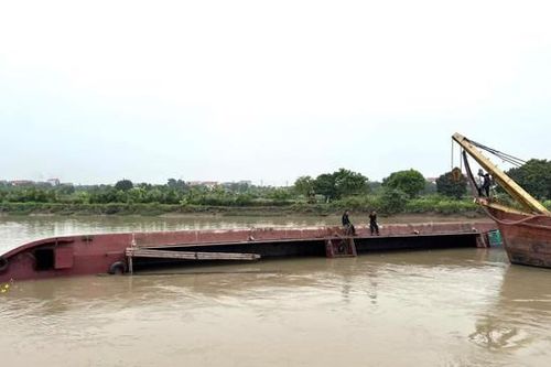 Quảng Ninh: Đắm tàu ở sông Cầm 2 người kịp thời thoát nạn