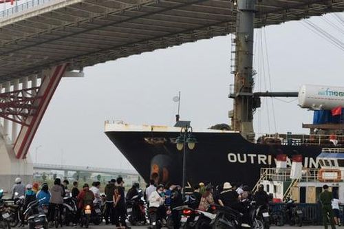 Giải cứu thành công tàu biển 12000 tấn, ngăn chặn nguy cơ đâm va vào cầu Hoàng Văn Thụ - công trình giao thông cấp đặc biệt