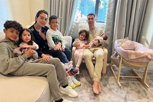 Cristiano Ronaldo đón con gái mới sinh về nhà và cảm ơn người hâm mộ