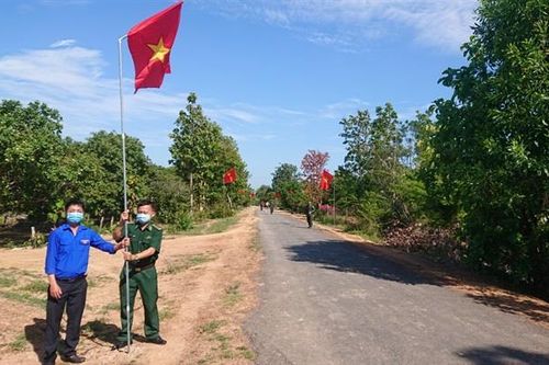 Xây dựng đường cờ Tổ quốc tại xã biên giới Ia Lốp