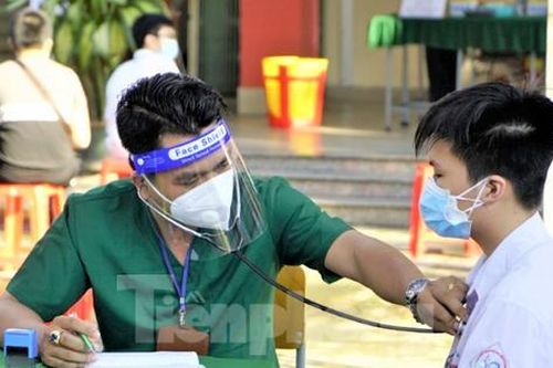 Được phụ huynh hưởng ứng, Bình Dương đồng loạt tiêm vắc xin cho trẻ dưới 12 tuổi