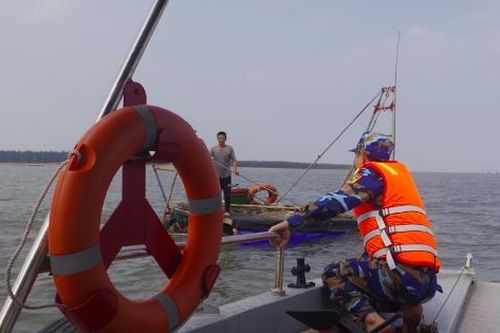 Cứu nạn thành công 2 ngư dân bị chìm tàu trên biển Ninh Bình