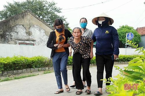Cụ bà 2 lần hiến đất mở đường ở xã ven biển Hà Tĩnh