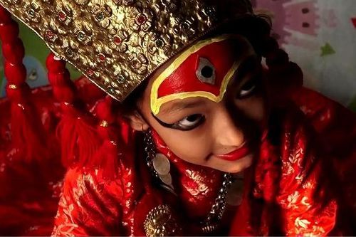 Cuộc sống của 'nữ thần sống' 8 tuổi ở Nepal