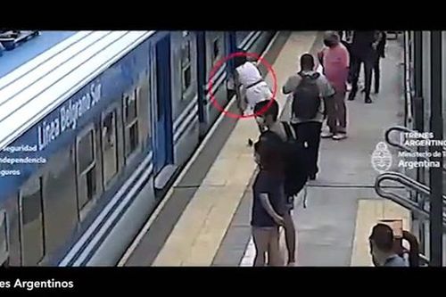 Người phụ nữ sống sót thần kỳ sau khi ngã vào xe lửa đang di chuyển