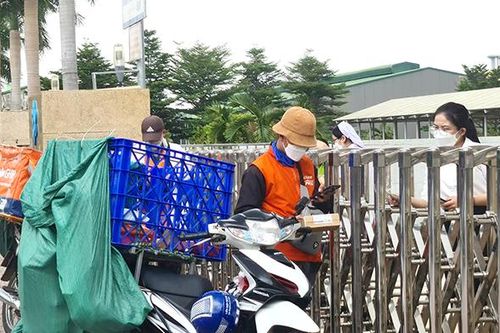 Xe ôm công nghệ: Chật vật khi giá xăng tăng cao