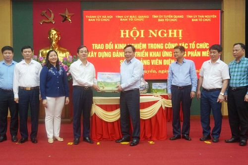 Trao đổi kinh nghiệm công tác xây dựng Đảng