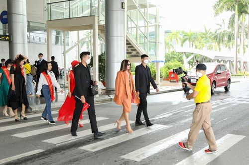 Đoàn thí sinh Hoa hậu Quý bà Việt Nam Toàn cầu 2022 xuất hiện rạng rỡ tại sân bay Quốc tế Đà Nẵng