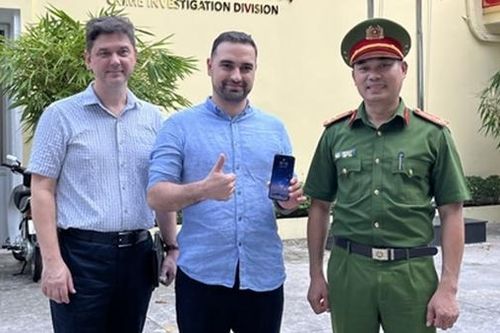 Du khách Nga cảm kích khi nhận lại điện thoại bị cướp