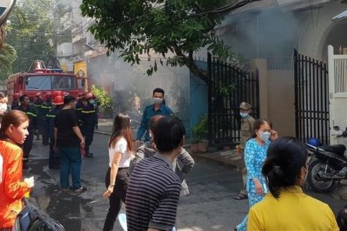 Cứu 6 người mắt kẹt trong đám cháy tại căn nhà cho thuê