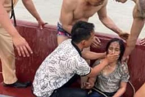 Cắt vỏ tàu đắm cứu sống 1 phụ nữ bị mắc kẹt