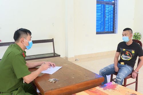Bắt kẻ lao ô tô vào công an hòng chạy trốn khi mang súng đi giao ma túy