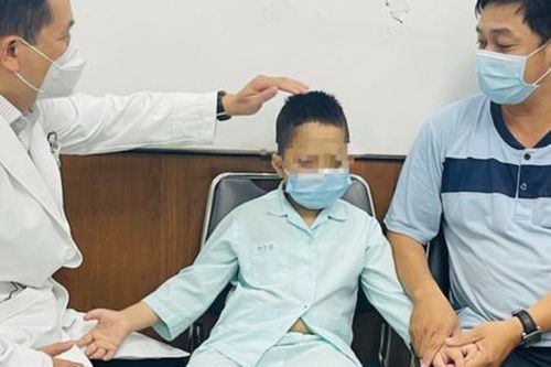 Bé trai 9 tuổi mắc bệnh tự kỷ nuốt lò xo vào cổ họng
