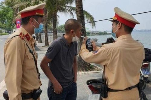 Đi lại loạng choạng, tài xế đố CSGT biết mình đã uống bao nhiêu chén
