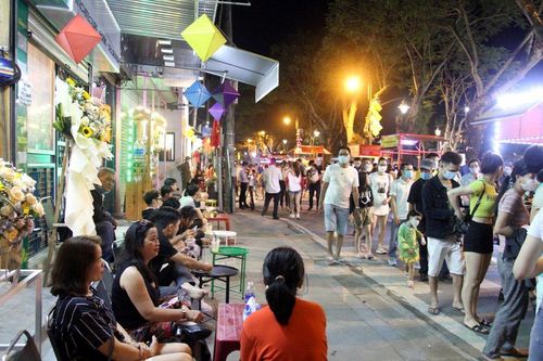 Du khách chen chân ngắm phố đêm ở Hoàng thành Huế
