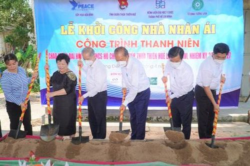 Nguyên Phó Thủ tướng Trương Hòa Bình tham gia các hoạt động an sinh xã hội tại TT Huế