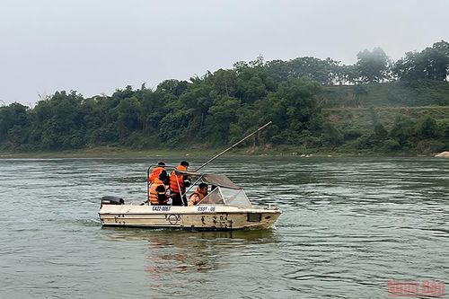 Rủ nhau ra bãi tắm tự phát trên sông Lô, một học sinh bị đuối nước