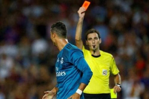 Trọng tài gây sốt làng túc cầu thế giới