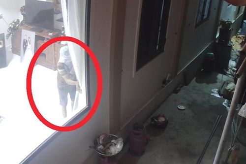 Hình ảnh trộm đột nhập phòng ngủ cuỗm hết 700 phong bì và vàng mừng cưới