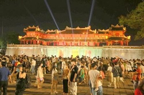 Hàng nghìn người chen chân dạo phố đêm Hoàng thành Huế