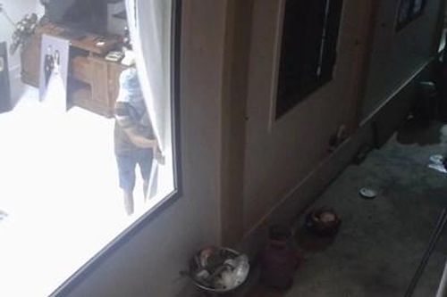 Đưa người thân đi chơi sau lễ cưới, kẻ trộm đột nhập lấy 4,5 lượng vàng và 900 phong bì