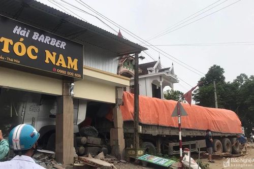 Xe đầu kéo tông sập tiệm cắt tóc bên đường