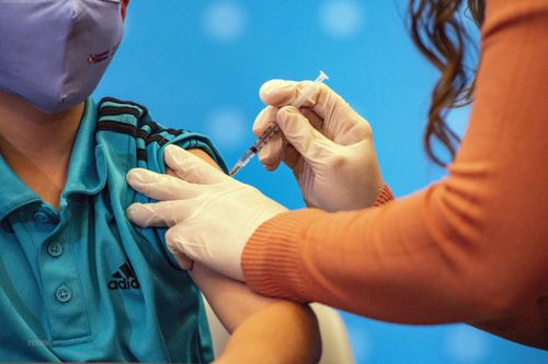 EMA 'bật đèn xanh' sử dụng vaccine của Pfizer để tiêm mũi tăng cường