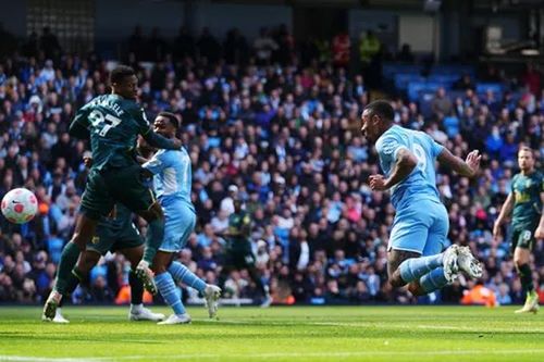 Jesus lập poker, Man City tạm hơn Liverpool 4 điểm