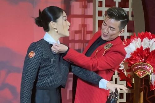 Đàm Vĩnh Hưng ghi điểm với hành động tinh tế dành cho Ngọc Thanh Tâm tại họp báo
