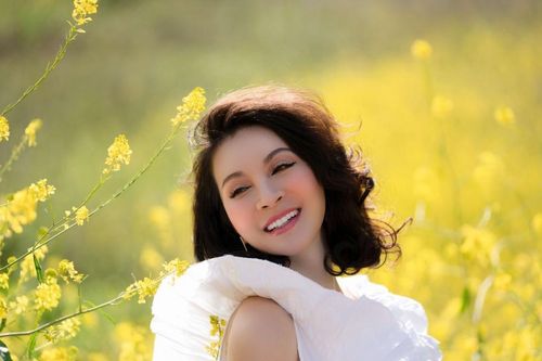 MC Thanh Mai đẹp mơ màng, khéo khoe nhan sắc bị thời gian lãng quên tại công viên Chino Hills