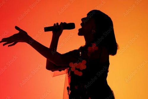 Giới showbiz xôn xao một nữ ca sĩ gạo cội ép vũ công hôn chân, quỳ gối xin lỗi vì đến muộn