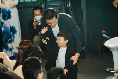 Nổi tiếng là ông bố tâm lý, Lương Thế Thành vẫn 'toát mồ hôi hột' trước quý tử đầu lòng