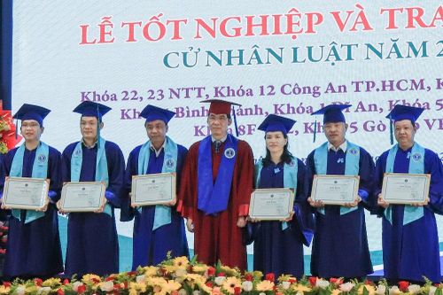 Trường Đại học Luật TP.HCM tổ chức Lễ tốt nghiệp và trao bằng cử nhân Luật năm 2022