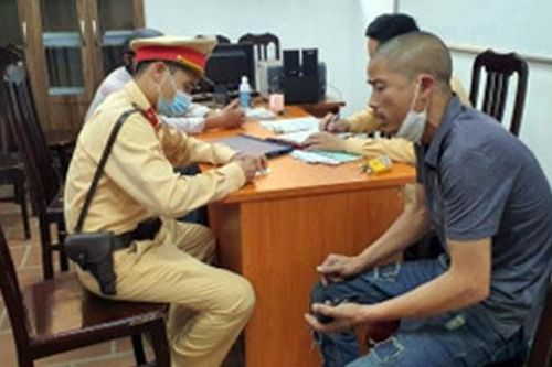 Tài xế say không chịu đo nồng độ cồn còn hỏi CSGT về 'tửu lượng'