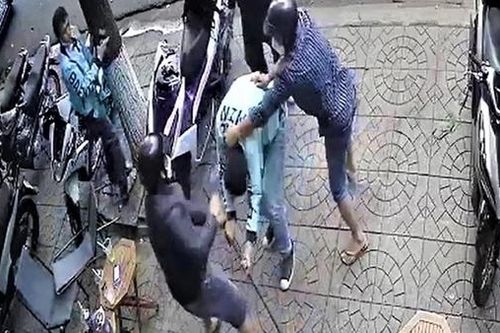 Đang ngồi uống cà phê, nam thanh niên bị chém tới tấp