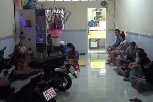 Tiền Giang: Phá 'động bay lắc', thu nhiều hung khí nguy hiểm