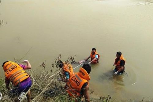 Rủ nhau ra suối chơi, hai bé gái đuối nước thương tâm