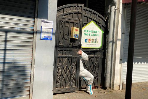 Dân Thượng Hải bức xúc vì bị dựng rào ngăn cách khu có dịch
