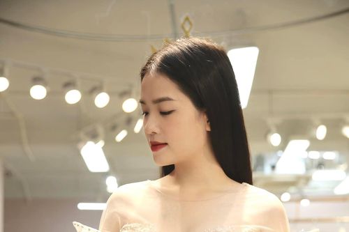 Bồ cũ Quang Hải diện váy cưới, nhan sắc được netizen khen hết lời