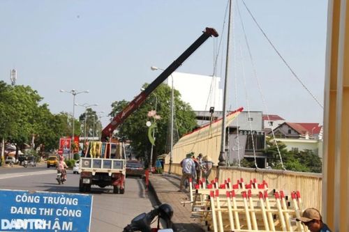 Quảng Trị: Tháo dỡ các hạng mục trang trí cầu 'kỳ quái'