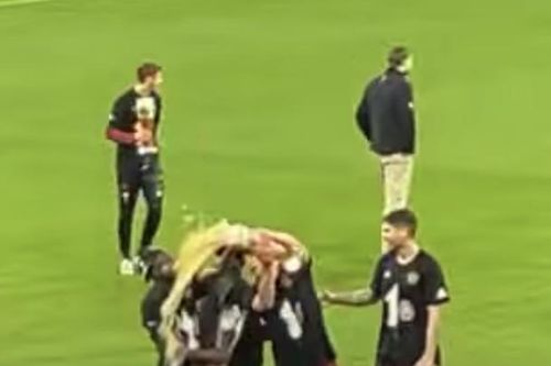 Đội nhà vô địch, cầu thủ Bayern đuổi nhau chạy 'tán loạn'