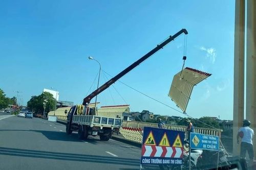 Tháo dỡ phần trang trí bị ví như 'chuồng nuôi cá sấu' ở cầu Đại An