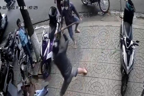 Ngồi uống nước, nam thanh niên bị 2 đối tượng cầm rựa lao vào chém tới tấp