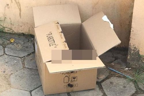 Phát hiện chiếc thùng dính máu và bốc mùi hôi thối, hàng xóm tá hỏa báo cảnh sát khi thấy bên trong